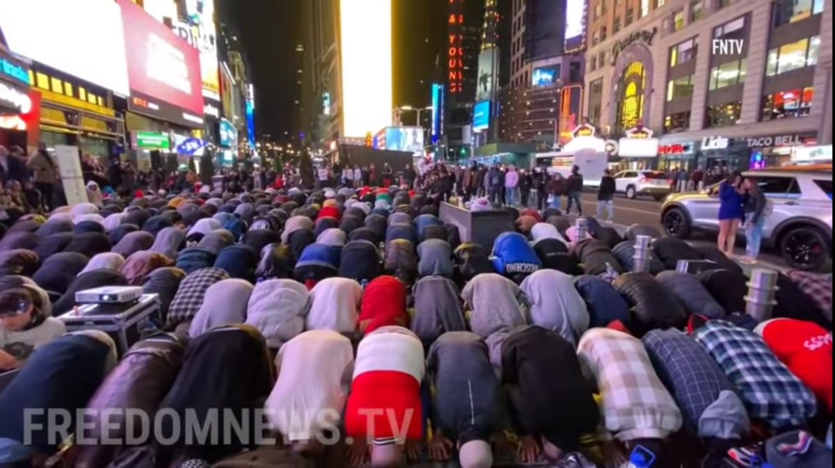 Suasana jamaah salat tarawih di kawasan Times Square, New York, Amerika Serikat.(screenshot FNTV/jatimnow.com)