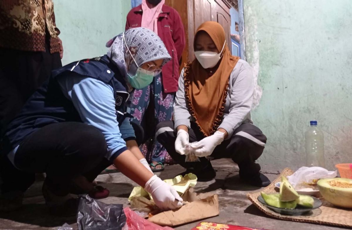Petugas mengambil sampel makanan dari rumah keluarga yang keracunan (Foto: Elok Aprianto/jatimnow.com)
