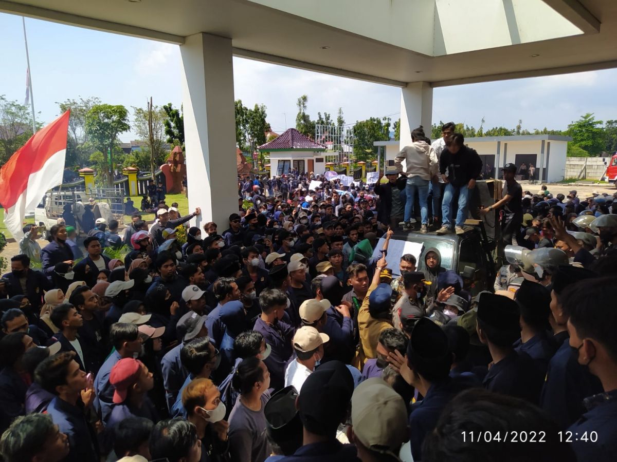 Mahasiswa berusaha masuk ke Gedung DPRD Bangkalan (Foto-foto: Fathor Rahman/jatimnow.com)