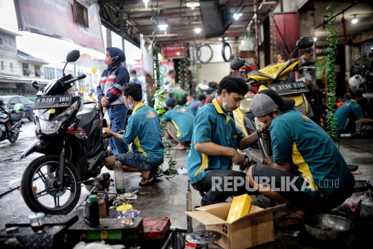 Montir menyelesaikan pengerjaan servis kendaraan motor di salah satu bengkel di kawasan Pasar Minggu, Jakarta. (Foto: Republika/Thoudy Badai)