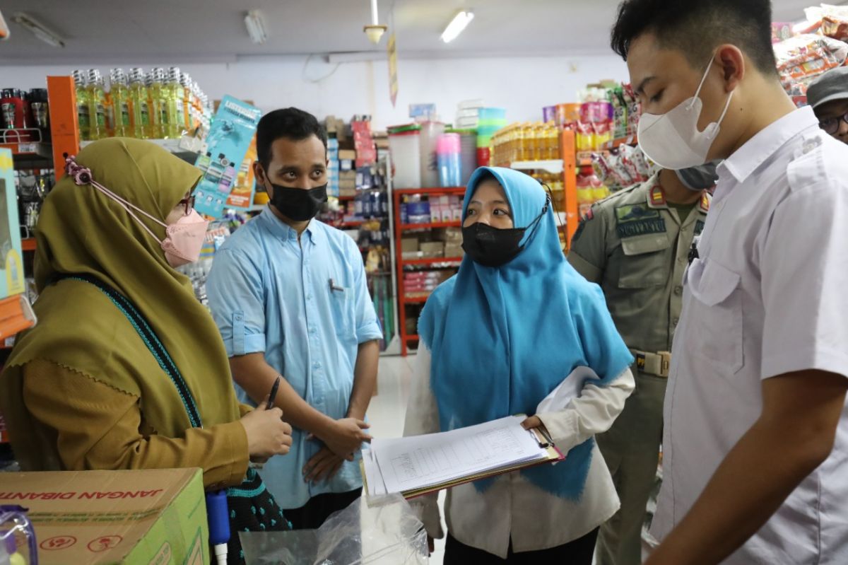Dinas Kesehatan bersama Loka POM Kediri saat mendatangi swalayan di Kabupaten Kediri. (Foto: Humas Pemkab Kediri/jatimnow.com)