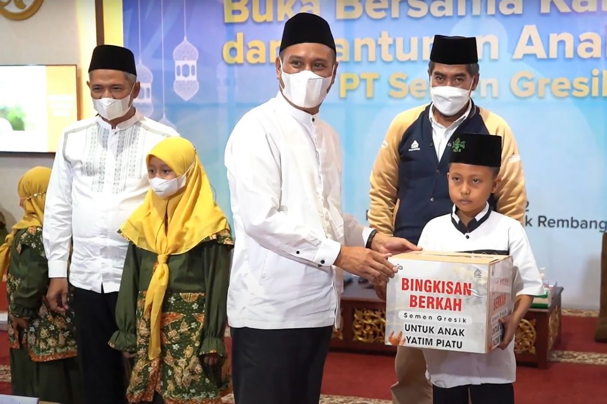 Direktur Utama PT  Semen Gresik, Subhan (tengah) menyerahkan bingkisan berkah kepada anak yatim piatu di Rembang, Jawa Tengah.
