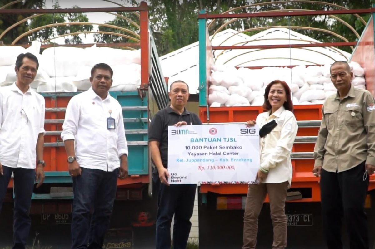 PT Semen Tonasa menyalurkan bantuan 10.000 sembako melalui yayasan Halal Center di Kelurahan Jungpandang, Kabupaten Enrekang, Sulawesi Selatan.