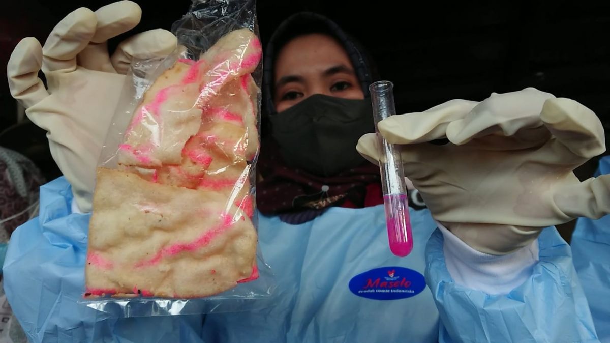 Petugas menunjukkan temuan zat berbahaya di makanan. (Foto: Bramanta Pamungkas/jatimnow.com)