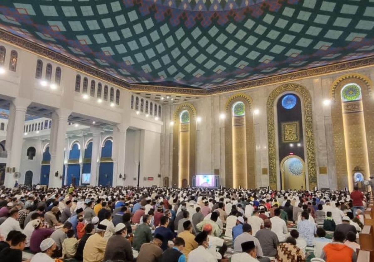 Ribuan jemaah menjalani salat tarawih pertama Ramadan 1443 H di MAS.