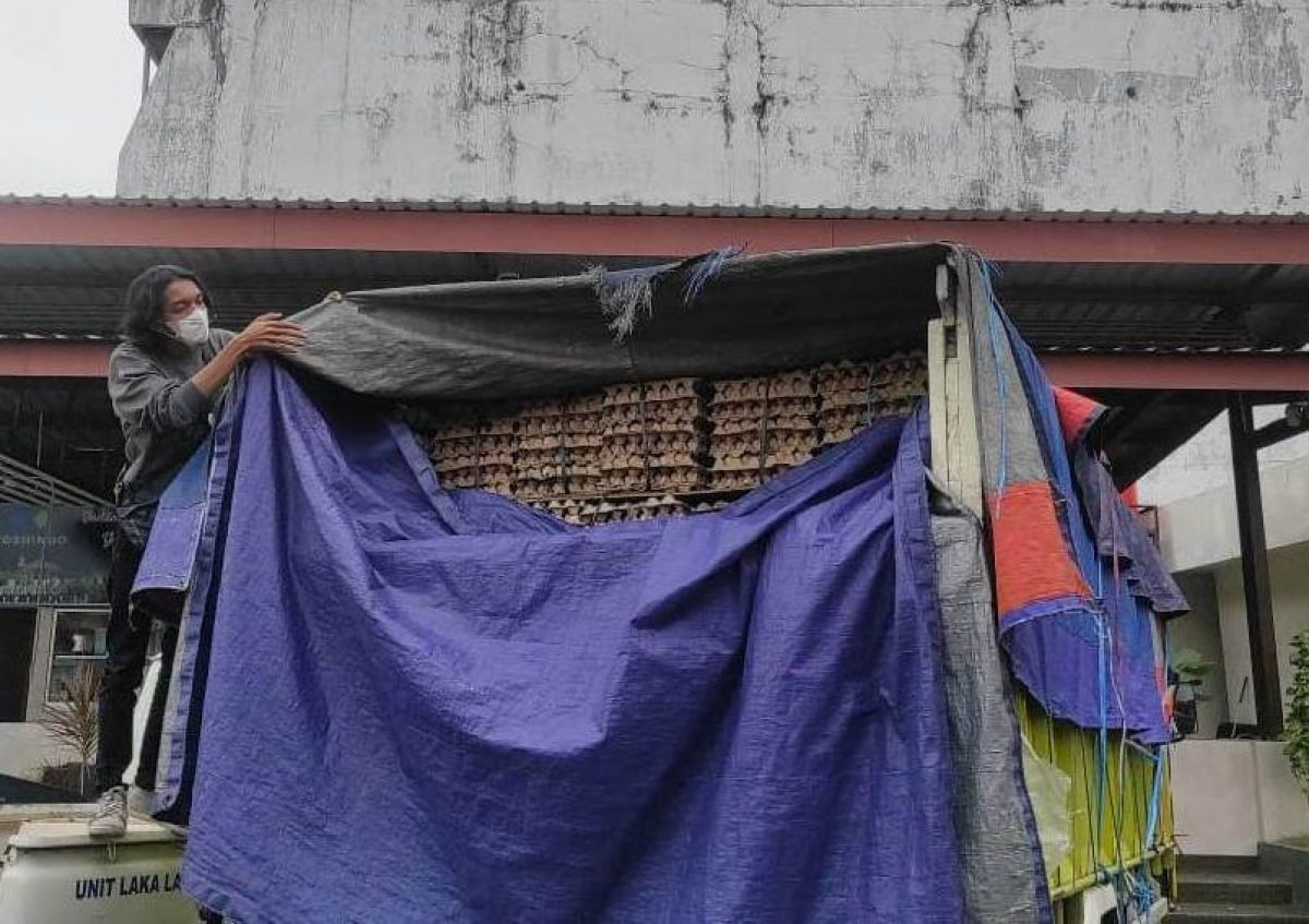Truk bermuatan telur infertil yang diamankan Polres Mojokerto Kota. (Foto: Nor for jatimnow.com)