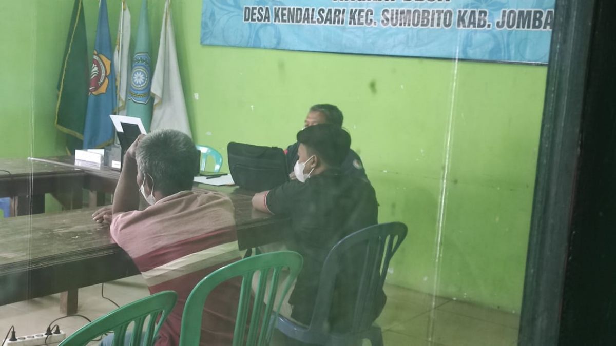 Pemilik usaha pemanfaatan limbah B3 dan pemilik lahan saat dimintai keterangan oleh Tim PPLH Gakkum KLHK di kantor Desa Kendalsari, Jombang
