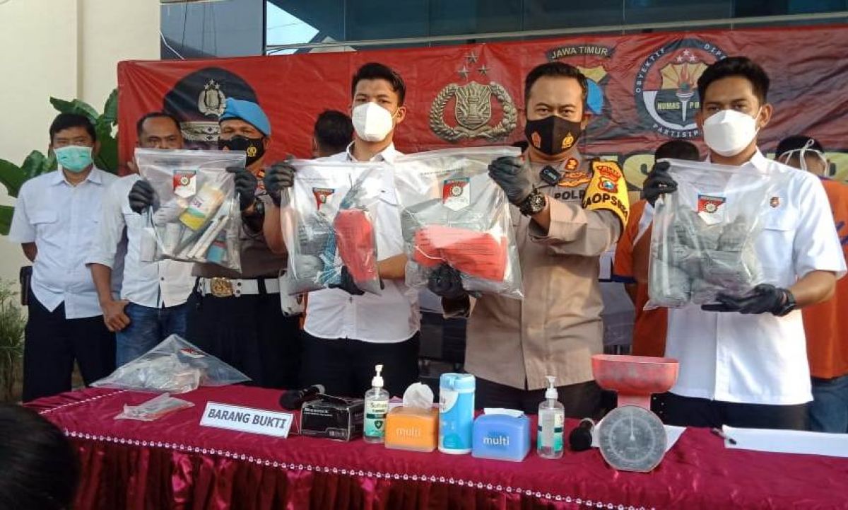 Kapolres Kediri AKBP Agung Setyo Nugroho dan Satreskrim Polres Kediri menunjukkan barang bukti bahan peledak. (Foto: Yanuar Dedy/jatimnow.com)