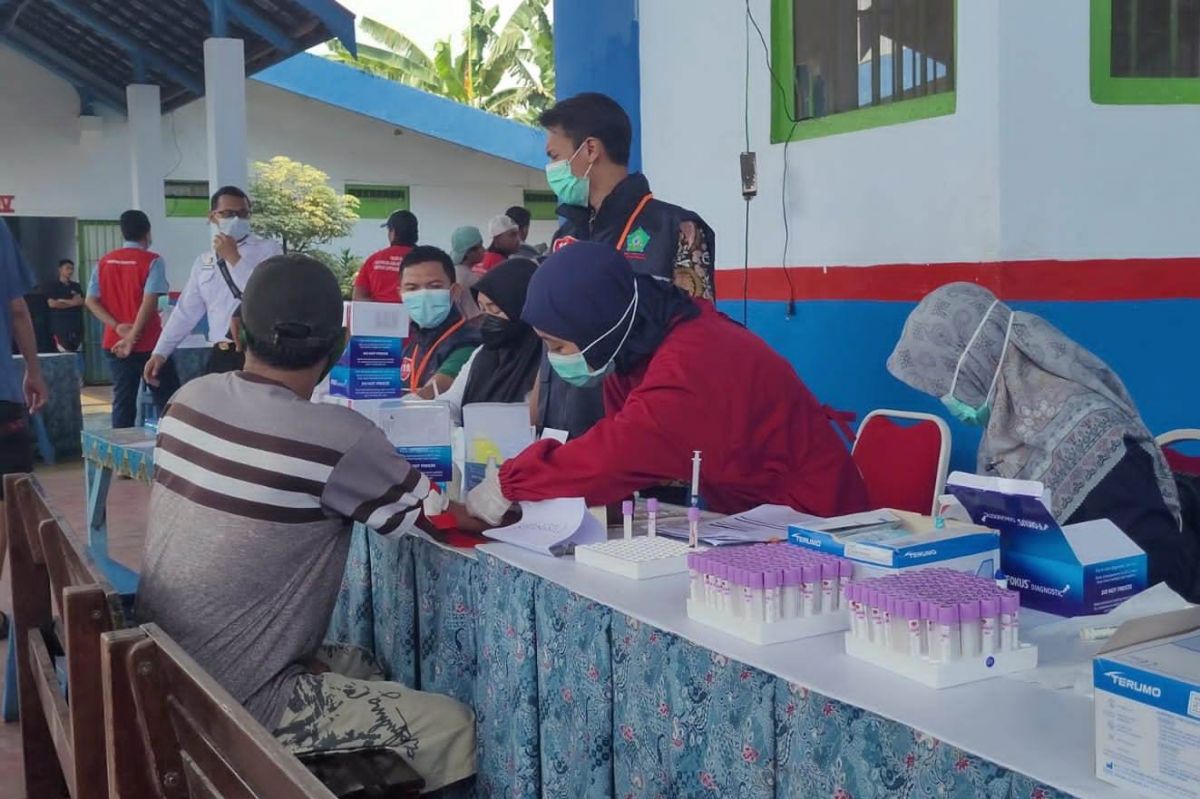 Pemeriksaan penyakit menular seksual di Lapas Surabaya.