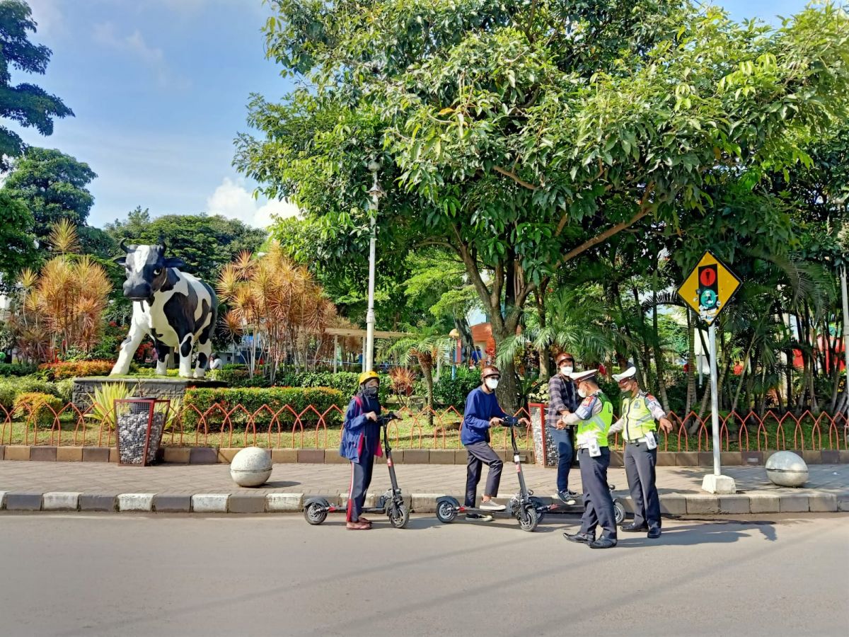 Pengguna skuter listrik di Alun-alun Kota Batu bakal ditindak kepolisian. (Foto: Galih Rakasiwi/jatimnow.com)
