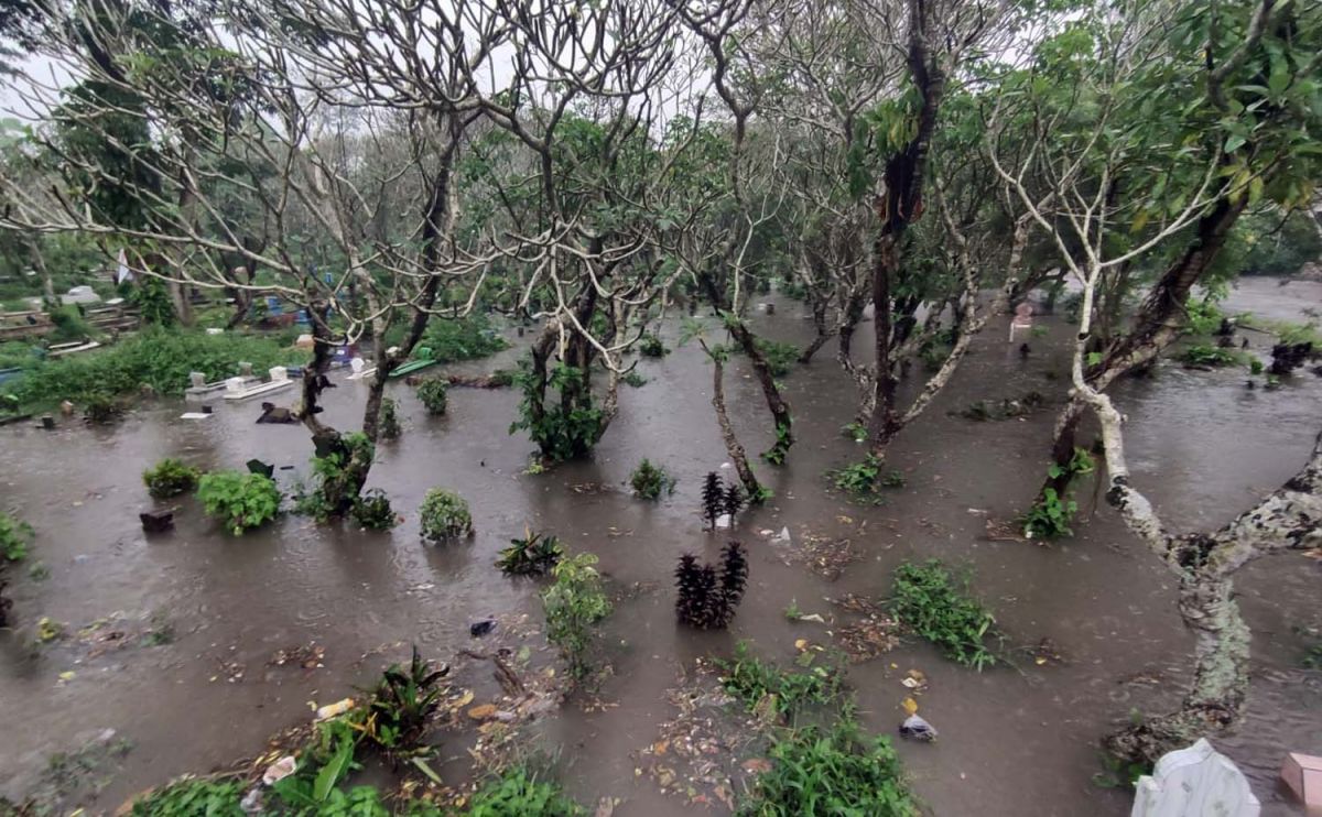 TPU Janti, Kota Malang tergenang banjir akibat luapan sungai (Foto: Galih Rakasiwi/jatimnow.com)