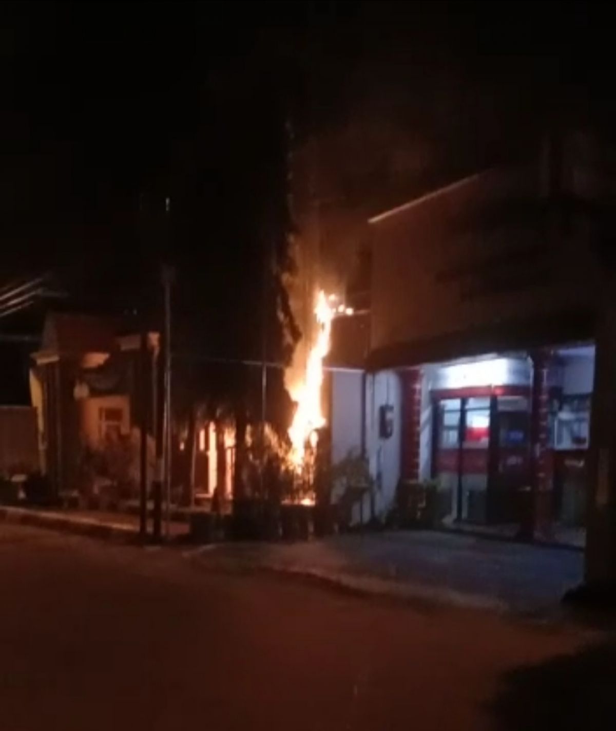 Trafo PLN di Lamongan saat terbakar. (Foto: Damkar Lamongan for jatimnow.com)