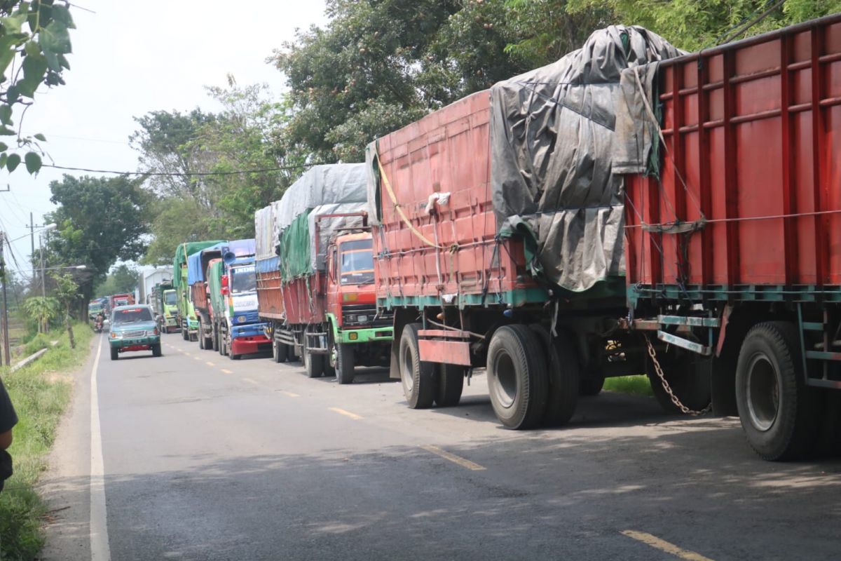 Antrean truk mengular di jalan nasional Surabaya-Madiun, Jalan Basuki Rahmat, Jombang.