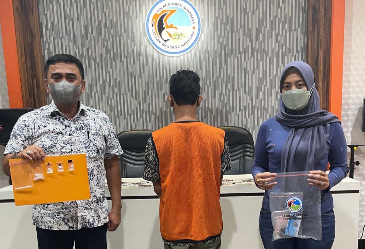 Tersangka dan barang bukti narkoba yang diedarkannya diamankan (Foto: Satresnarkoba Polrestabes Surabaya)