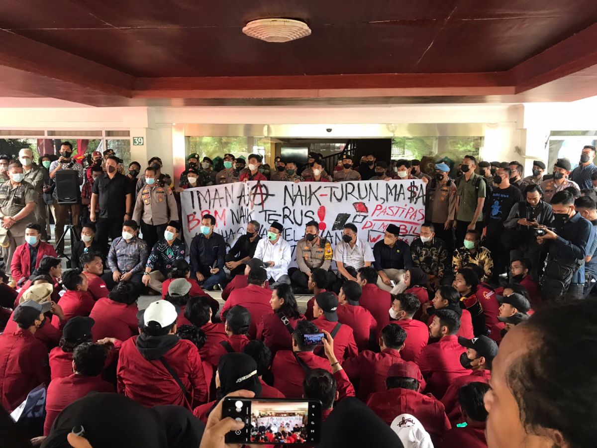 Aksi mahasiswa di Gedung DPRD Sidoarjo.(Foto: Zainul Fajar)