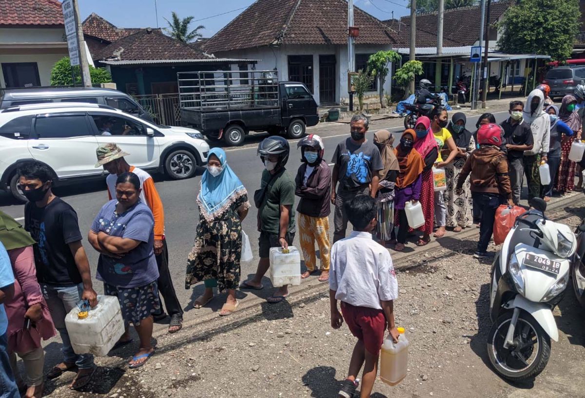 Antrean warga membeli minyak goreng curah di Desa Ngijo, Kecamatan Karangploso, Kabupaten Malang (Foto: Rizal Adhi Pratama/jatimnow.com)