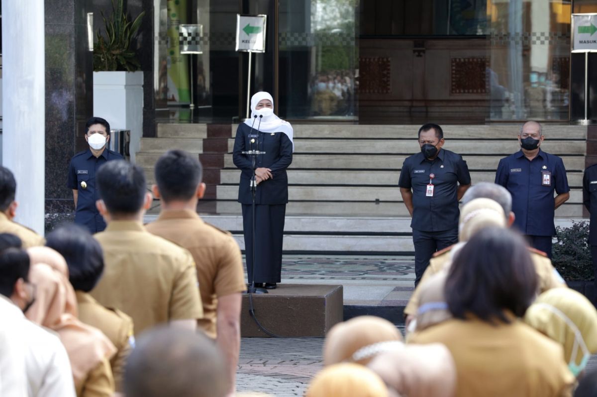 Gubernur Jawa Timur Khofifah Indar Parawansa di depan para ASN