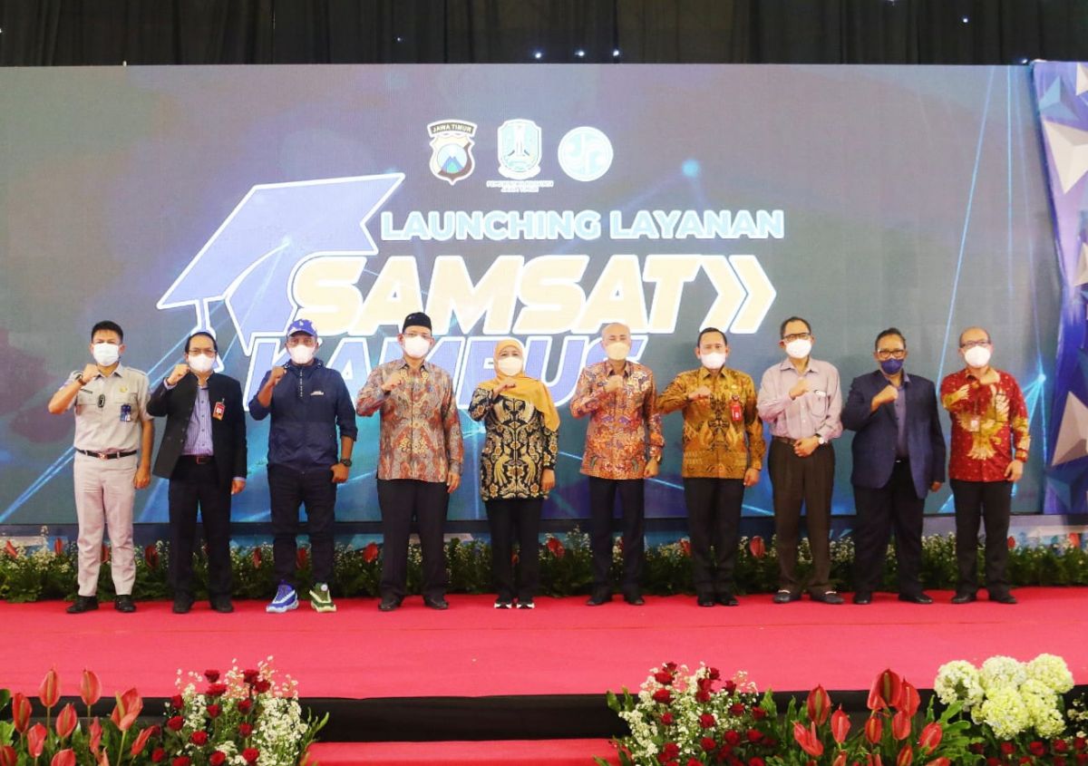 Gubernur Jatim Khofifah Indar Parawansa meluncurkan Layanan Samsat Kampus, di Kampus C Unair Surabaya