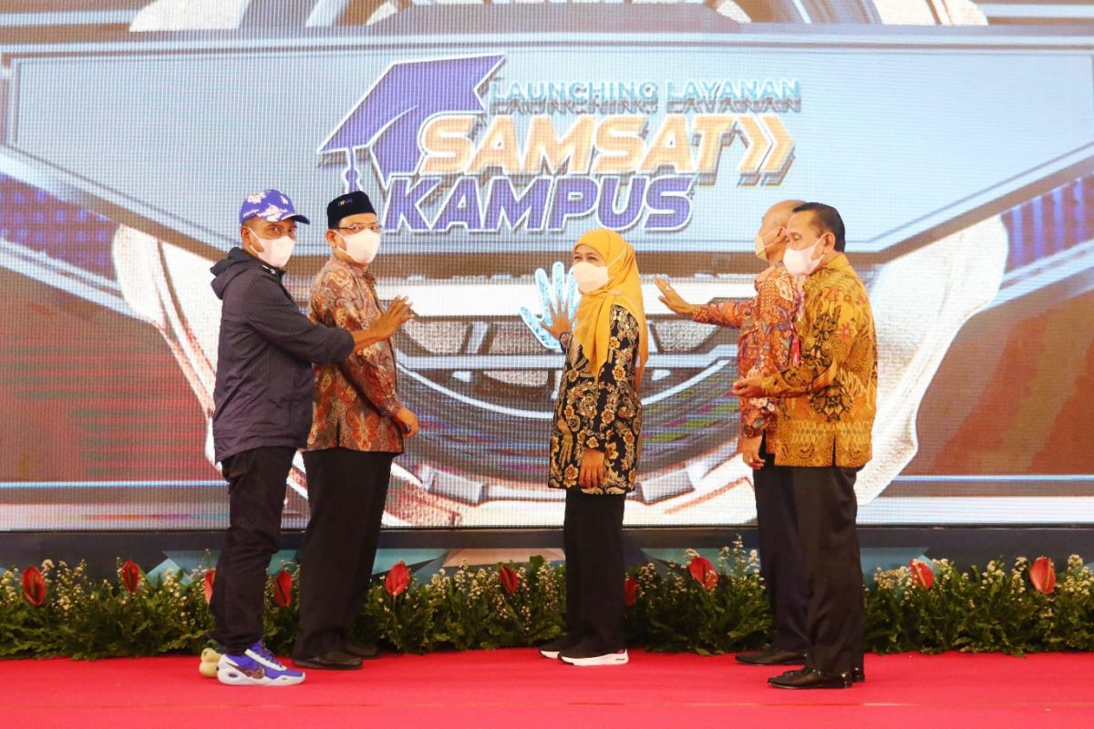 Gubernur Jatim Khofifah Indar Parawansa meluncurkan Layanan Samsat Kampus, di Kampus C Unair Surabaya (Foto-foto: Humas Pemprov Jatim)