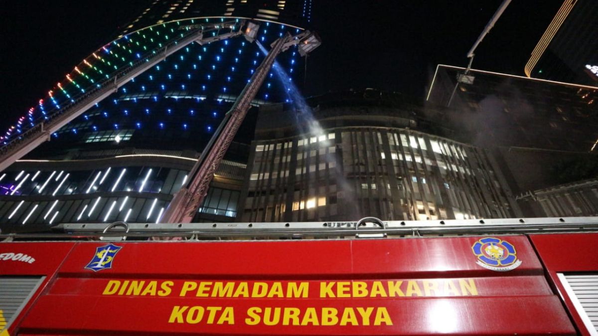 Proses pembasahan dalam kebakaran di Tunjungan Plaza Surabaya (Foto: Fajar Mujianto/jatimnow.com)