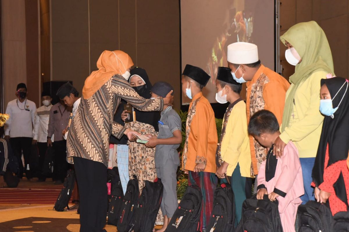 Gubernur Jatim Khofifah Indar Parawansa saat memberikan santunan kepada para anak yatim se Malang Raya (Foto-foto: Humas Pemprov Jatim)