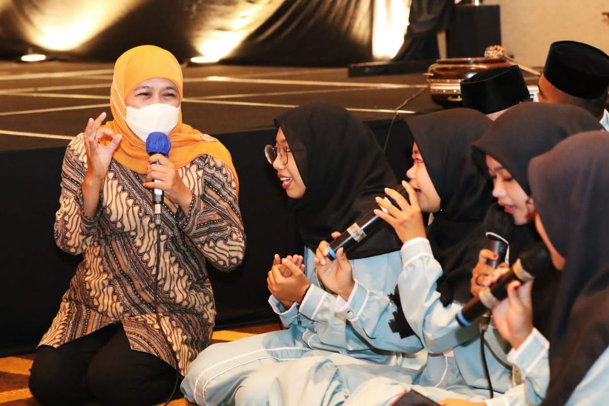 Gubernur Jatim Khofifah Indar Parawansa dalam kegiatan pemberian santunan kepada para anak yatim se Malang Raya