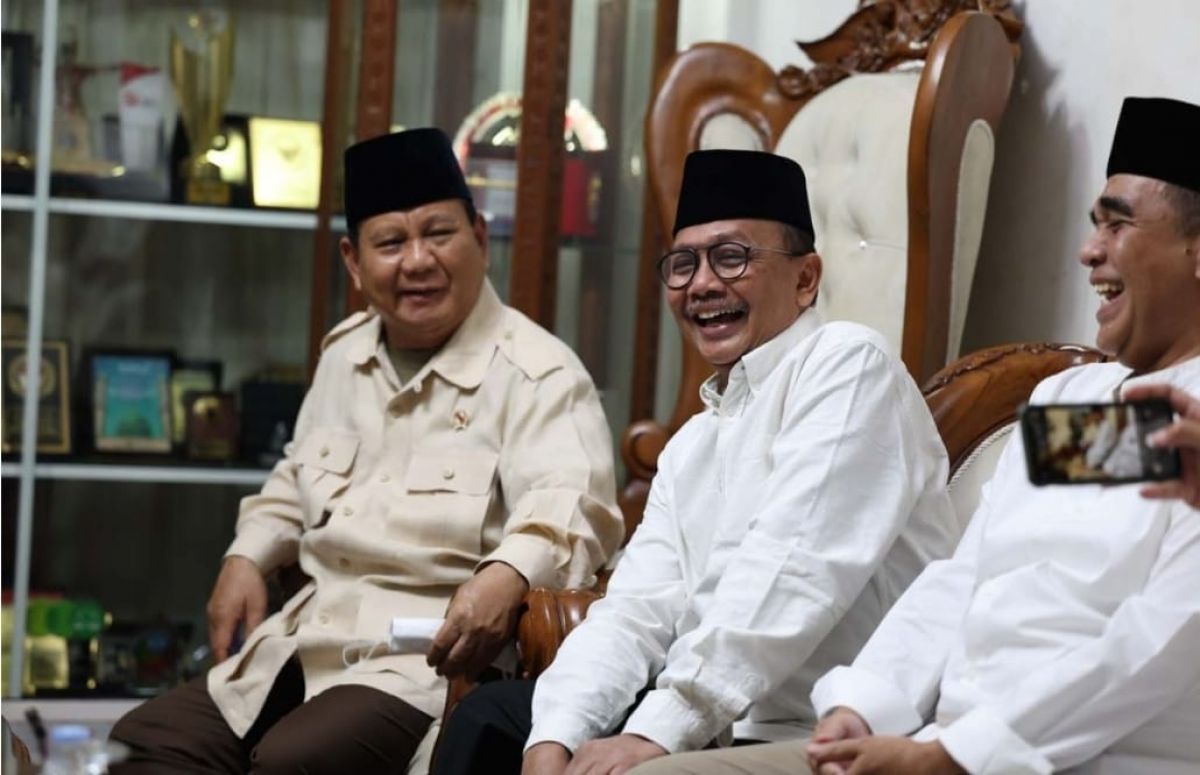 Prabowo Subianto bersama MKP Trenggono saat bersilaturahmi ke kediaman Habib Lutfi (Foto: Dok. jatimnow.com)