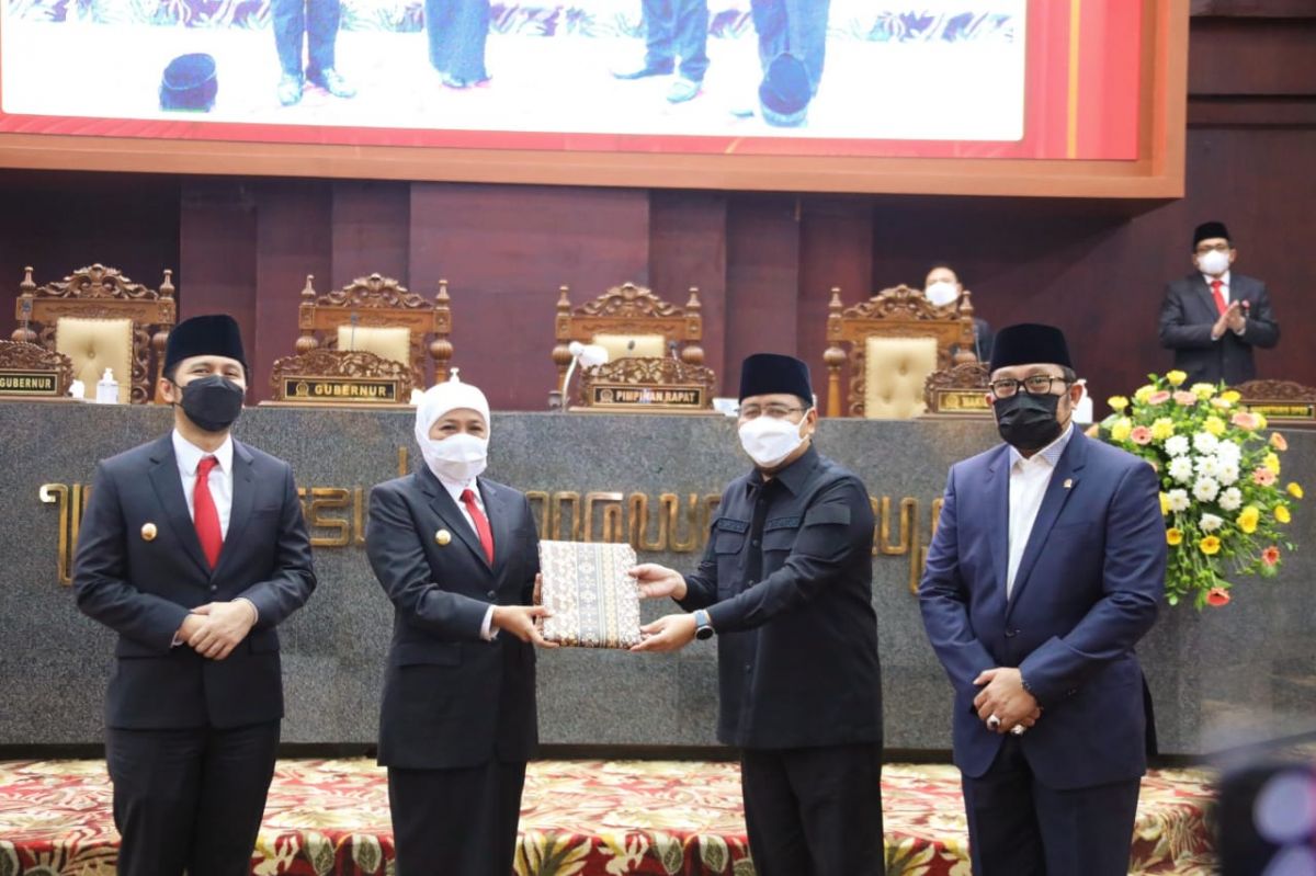 Gubernur Khofifah Indar Parawansa menerima rekomendasi DPRD Jatim terhadap LKPJ Tahun 2021 (Foto-foto: Humas Pemprov Jatim)