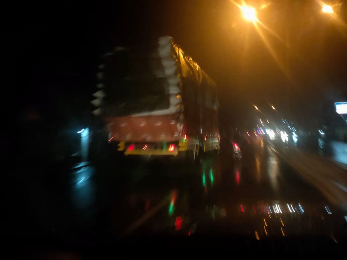 Truk yang melintas di jalur arteri Jombang-Mojokerto pukul 23.00 WIB, Kamis (28/4/2022)