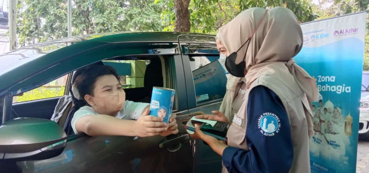 Siswa SD Islam Al Azhar 11 Surabaya membayar zakat di konter Zakat Drive Thru Laz Al Azhar.(Foto: Lembaga Amil Zakat Al Azhar)