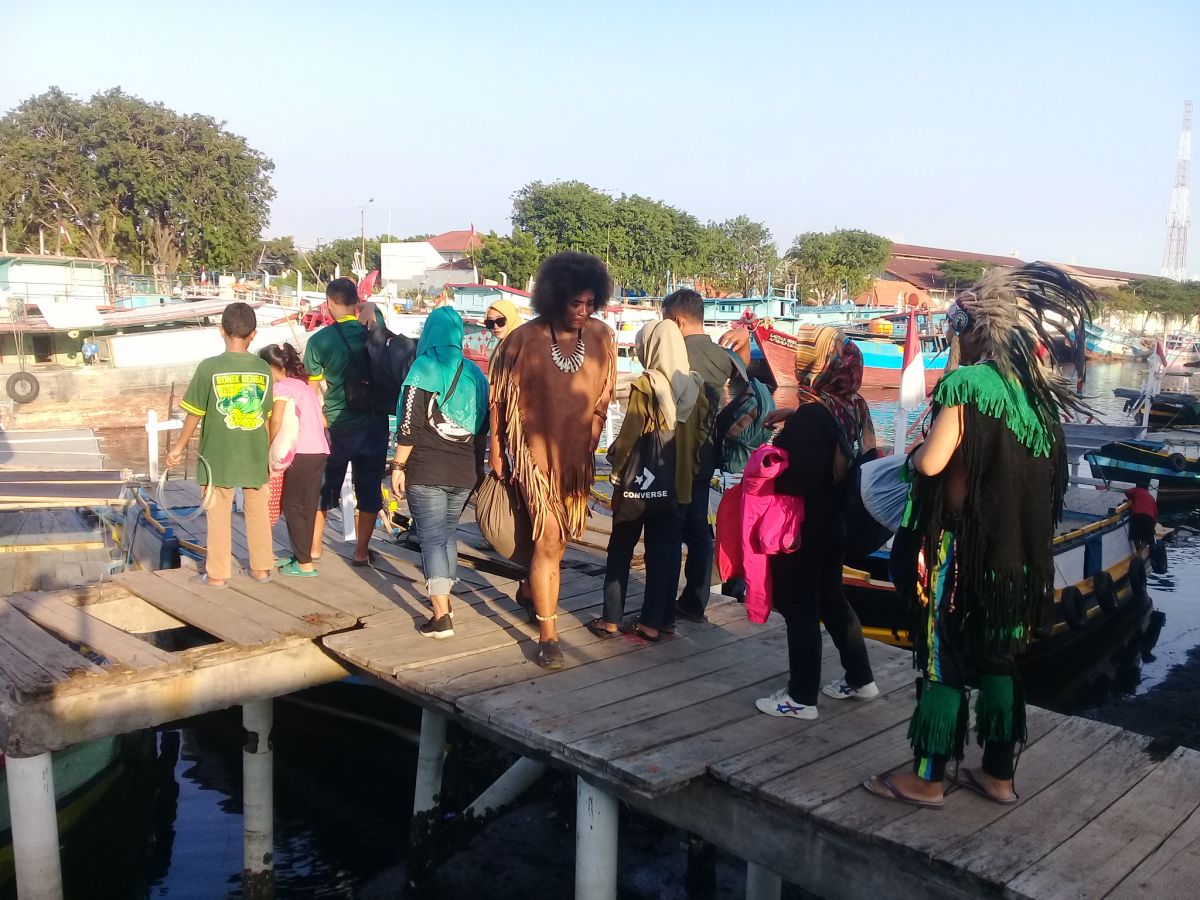 Ratusan bonek mendatangi berangkat dari Pelabuhan Tanjung Tembaga untuk menuju Pulau Gili Ketapang