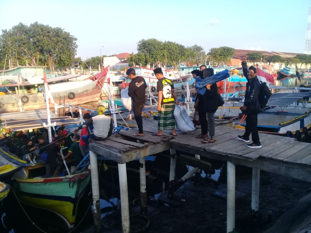 Ratusan bonek mendatangi berangkat dari Pelabuhan Tanjung Tembaga untuk menuju Pulau Gili Ketapang