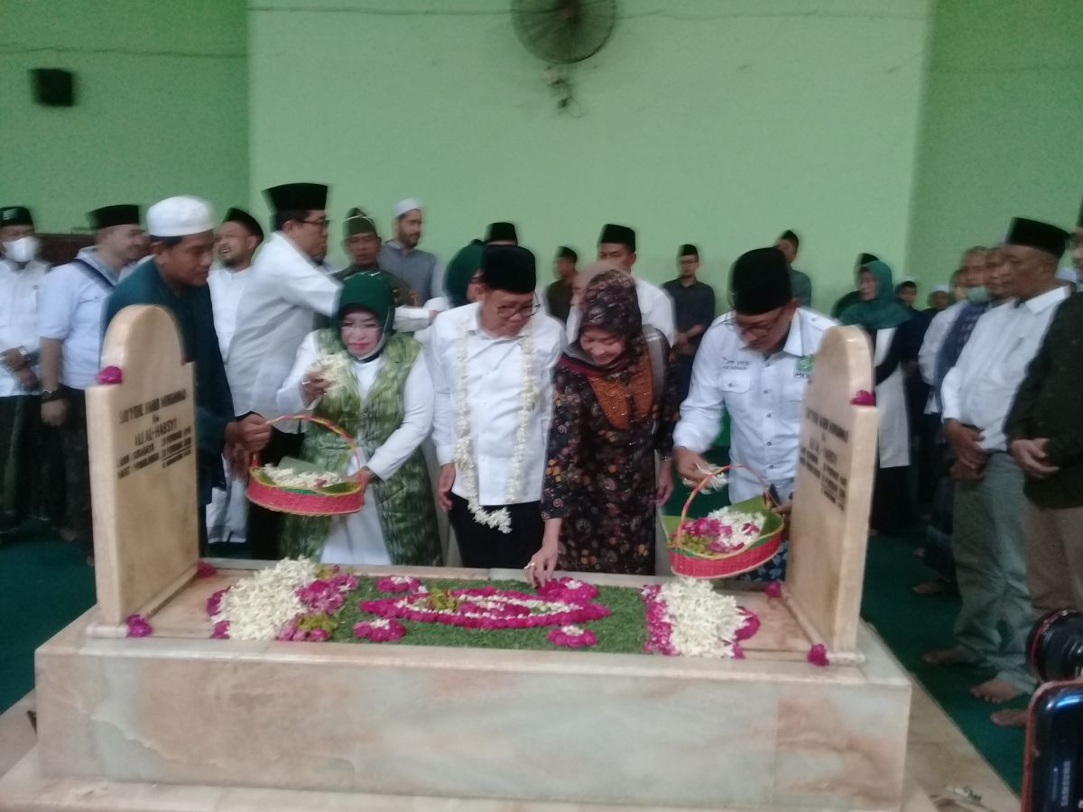 Muhaimin Iskandar saat zairah di makam pendiri Pondok Pesantren Riyadlus Solihin Kota Probolinggo. (Foto: Mahfud Hidayatullah/jatimnow.com)