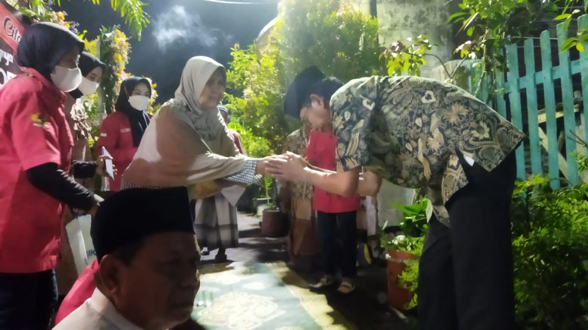 Ketua DPRD Kota Surabaya Adi Sutarwijono takziah ke keluarga korban kecelakaan bus di Tol Sumo.(Foto: PDIP Surabaya)