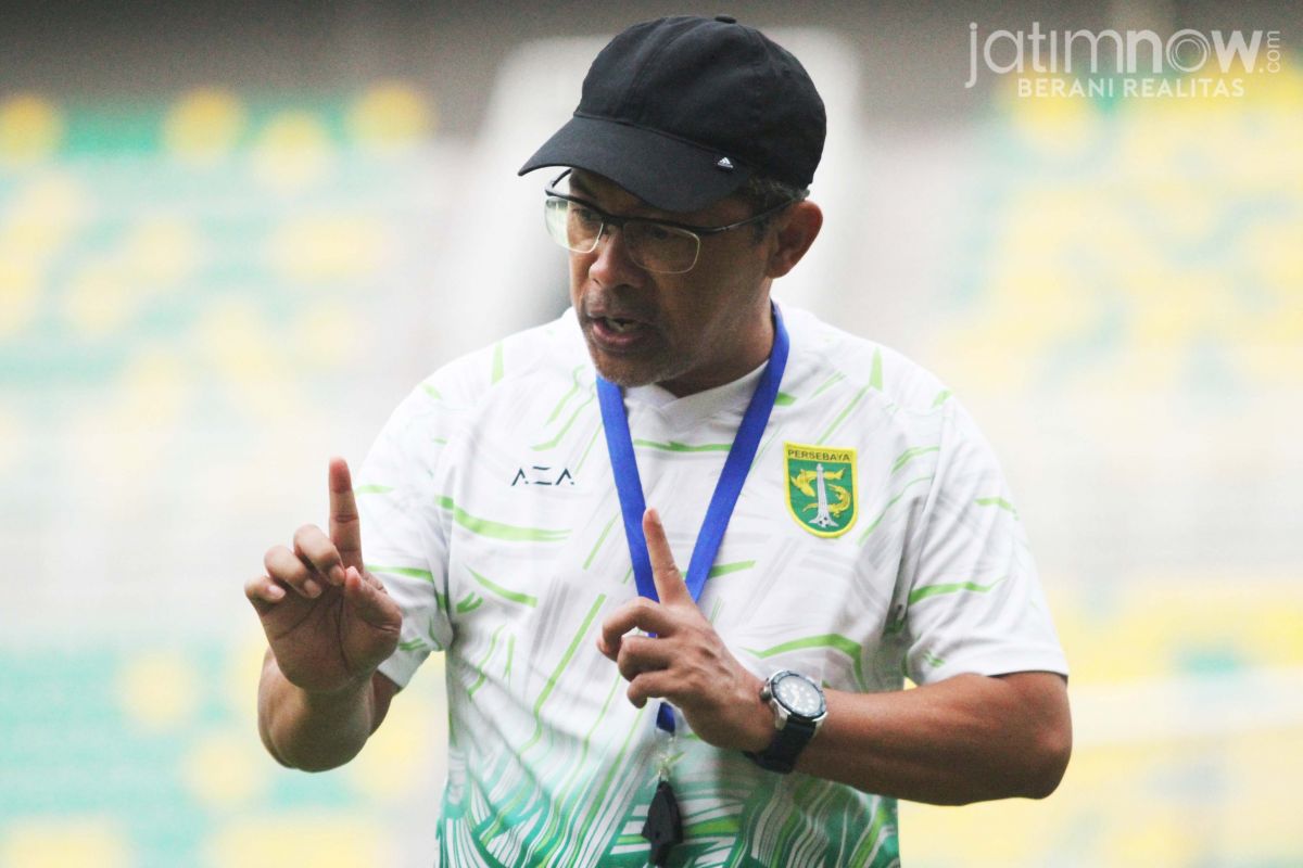 Aji Santoso saat memimpin latihan Persebaya di Stadion Gelora Bung Tomo (GBT) Surabaya, Selasa (17/5/2022) sore