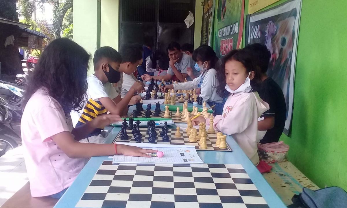 Anak-anak dan para atlet catur berlatih di Gor Ahmad Yani Kota Probolinggo