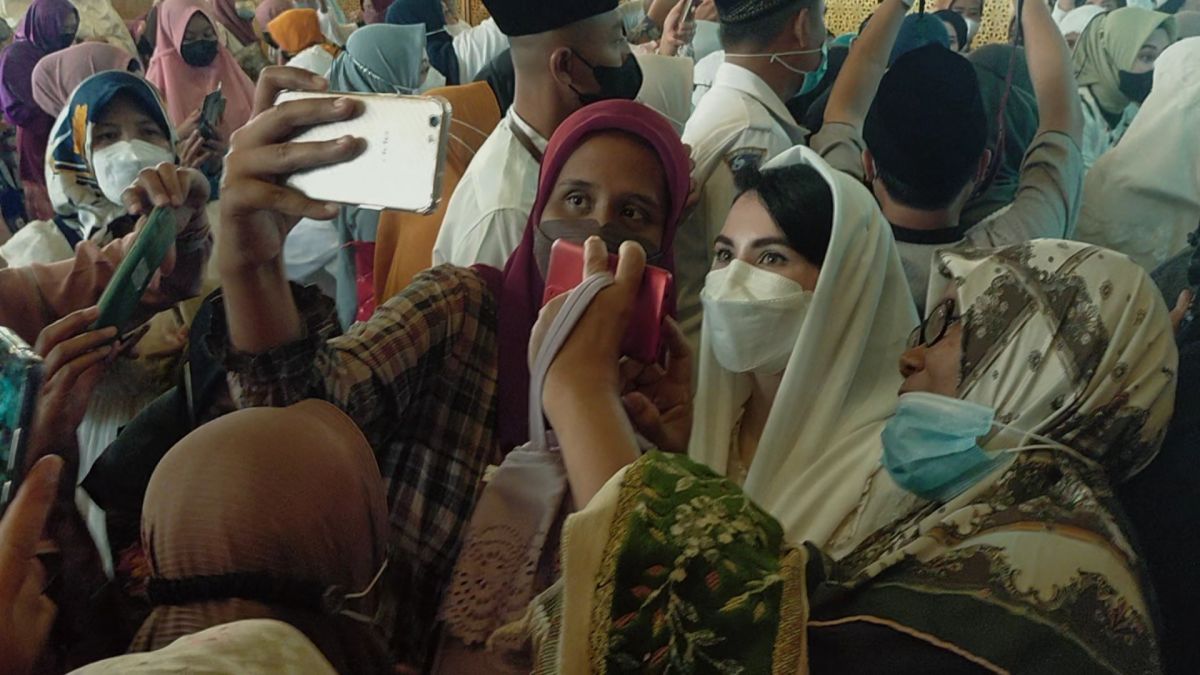 Momen Arumi Bachsin menerima ajakan berfoto dari jemaah di Masjid Al Akbar Surabaya
