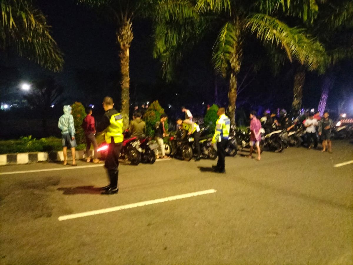 Polisi mengamankan puluhan motor dari arena balap liar di kawasan SLG Kediri.(Foto: Humas Polres Kediri/Jatimnow.com)