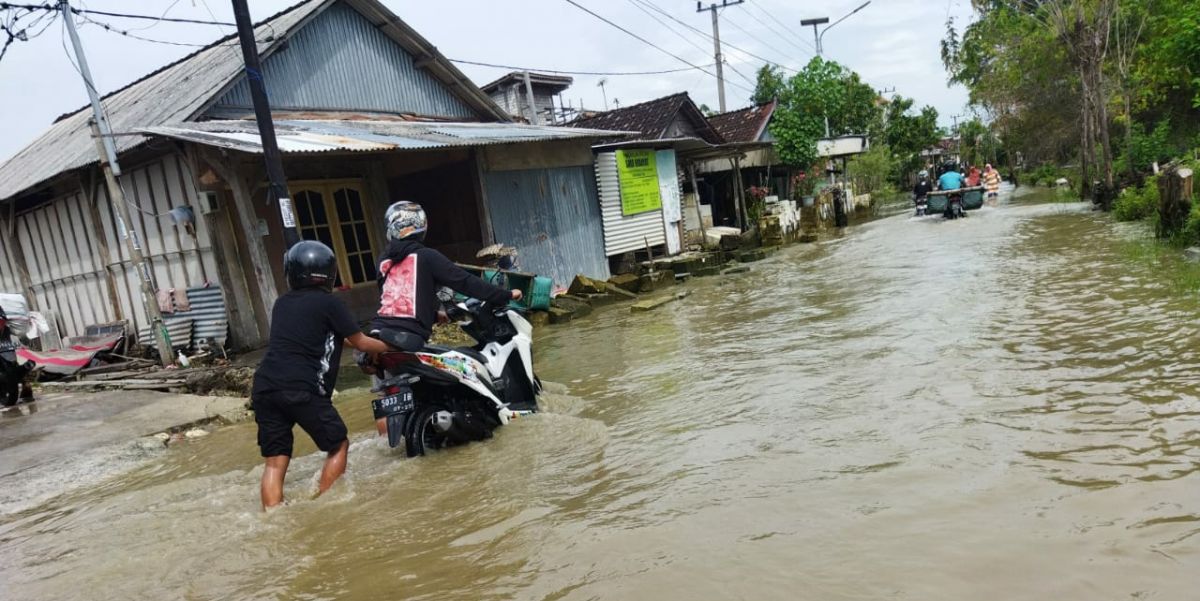 Banjir kembali menggenangi 2 desa di Lamongan. (Foto: Adyad Ammy Iffansah/jatimnow.com)
