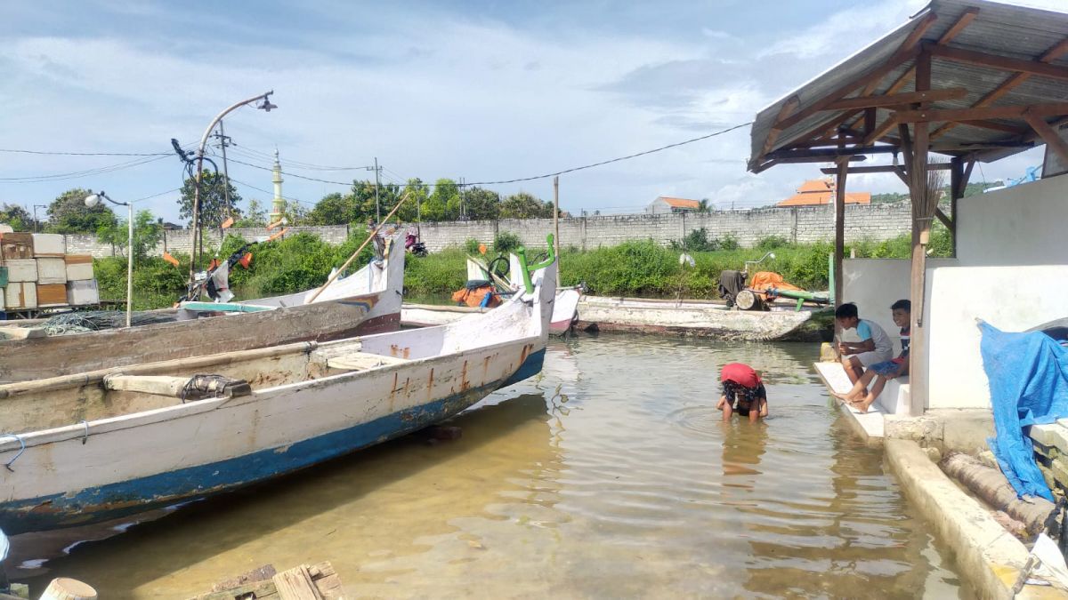 Dampak banjir rob di Lamongan, perahu nelayan menepi dan mengurangi aktivitas melaut. (Foto: Adyad Ammy Iffansah/jatimnow.com)