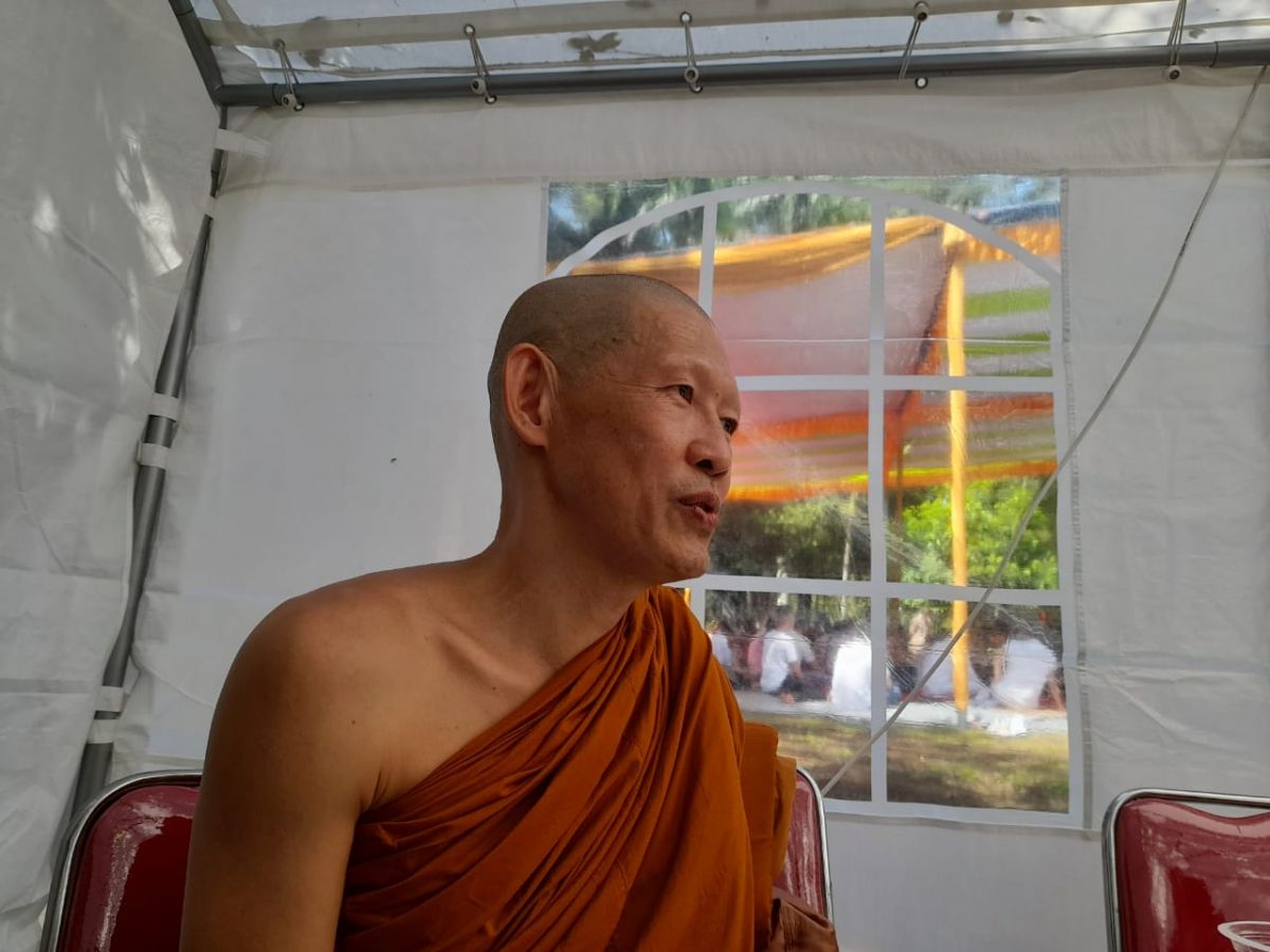 Biksu asal Thailand, Kittichai, yang hadir dalam perayaan Waisak di Candi Sumberawan. (Foto: Rizal Adhi Pratama/jatimnow.com)