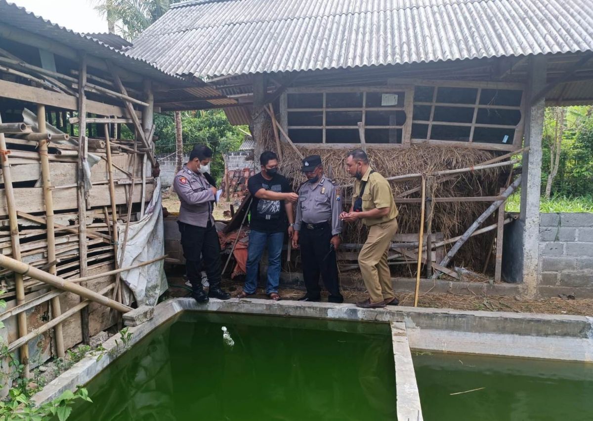 Polisi melakukan olah TKP di lokasi tenggelamnya balita di Tulungagung. (Foto: dok Humas Polres Tulungagung/jatimnow.com)