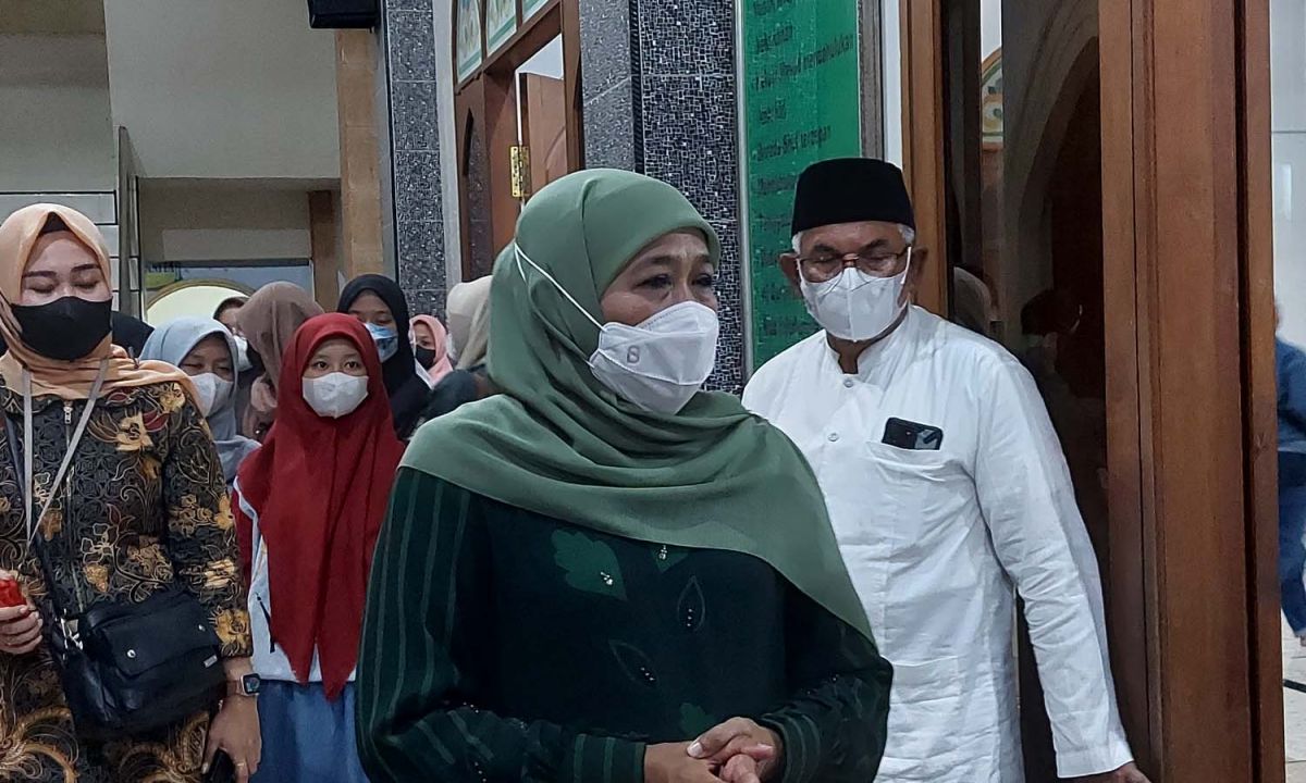Gubernur Jatim Khofifah Indar Parawansa usai mengikuti Tahlil Kubro di Masjid Al-Ikhlas Benowo, Surabaya (Foto: Ni'am Kurniawan/jatimnow.com)