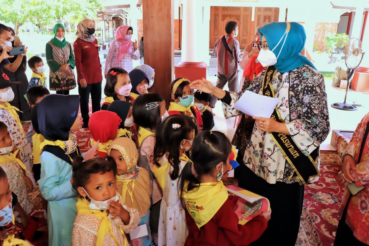 BUnda Fatma saat menerima kunjungan komunitas Playdate GMA Pasuruan. (Foto: Humas Pemkot Pasuruan)