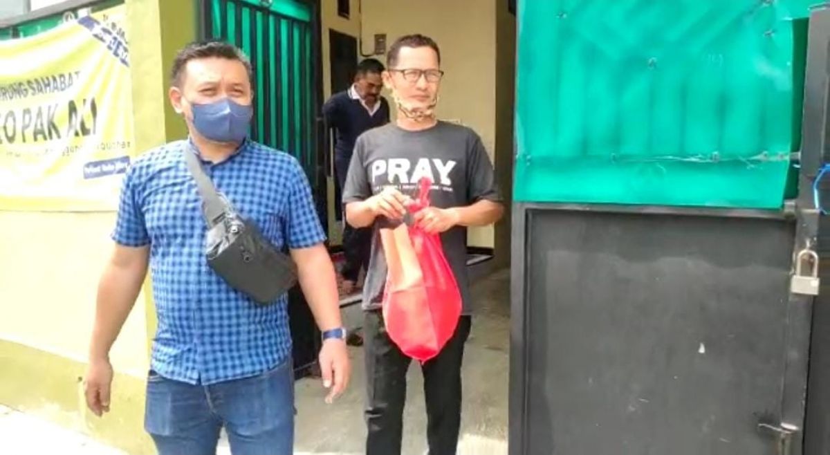 Ali Shodiqin (berkacamata), terpidana pencabulan siswa SMP saat diamankan Tim Tabur Kejari Surabaya. (Foto: Kejari Surabaya for jatimnow.com)