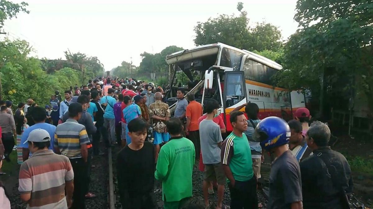 Kondisi bus usai tertabrak kereta api. (Foto: Bramanta Pamungkas/jatimnow.com)