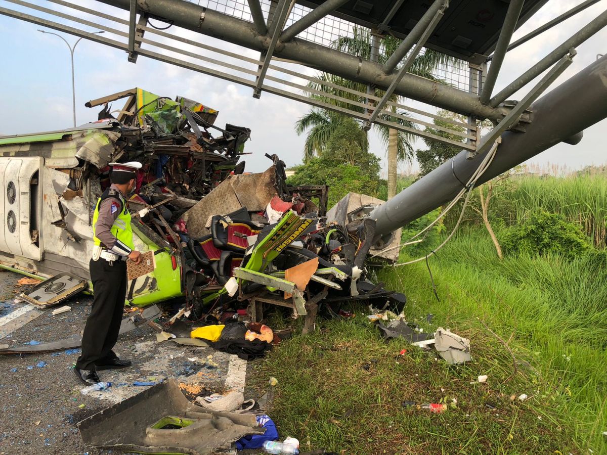 Bus kecelakaan di Tol Surabaya-Mojokerto KM 712+400 A, Senin (16/5/2022). (Foto: PJR Polda Jatim)