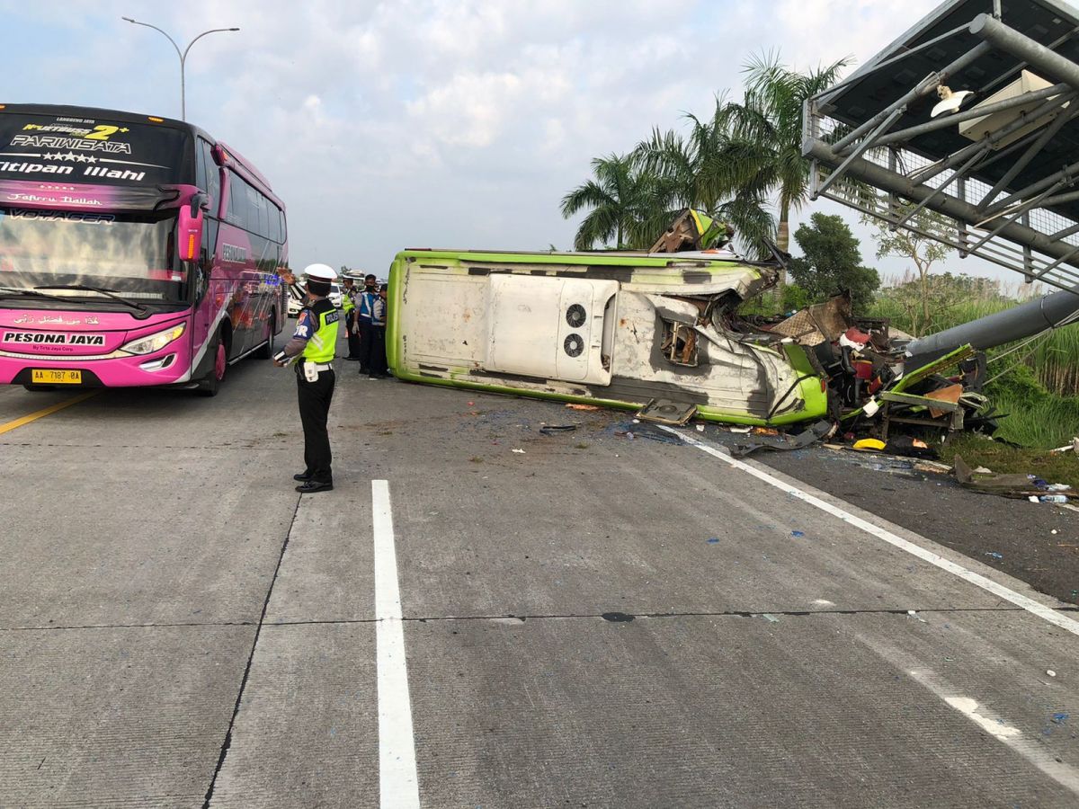 Bus kecelakaan di Tol Surabaya-Mojokerto KM 712+400 A, Senin (16/5/2022). (Foto: PJR Polda Jatim)