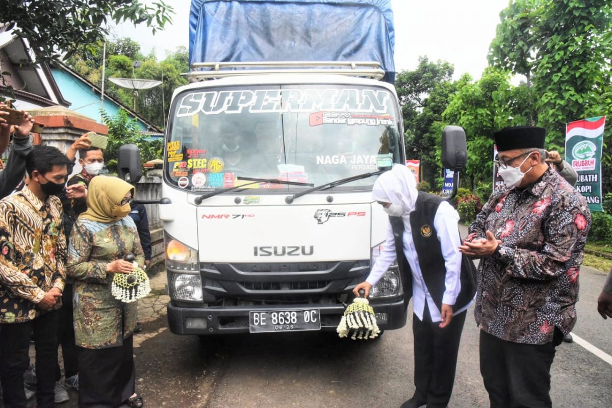 Gubernur Khofifah melepas ekspor kopi Excelsa Wonosalam, Jombang. (Foto: Humas Pemprov Jatim/jatimnow.com)