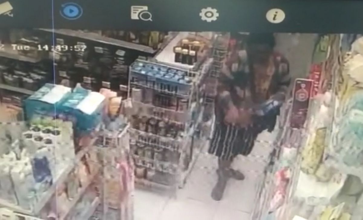 Tangkapan layar rekaman CCTV, aksi pencurian yang dilakukan emak-emak di Kota Batu.
